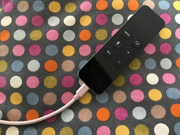 Så ställer du in och använder din Apple TV Apple TV-laddningsfjärrkontroll