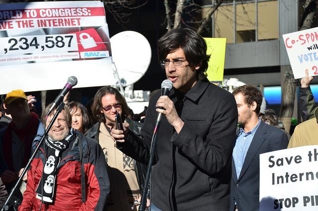 Är det olagligt att röda din Android eller Jailbreak din iPhone? aaron swartz vid stop sopa rally