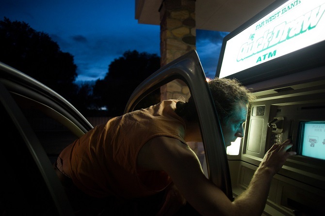 Man som använder en ATM