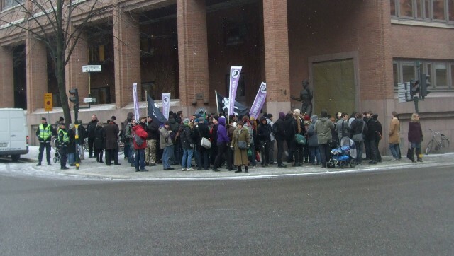 Protesterar rättegången i Stockholm