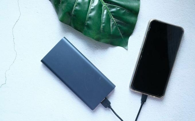 Powerbank för laddning av mobila enheter på bordet