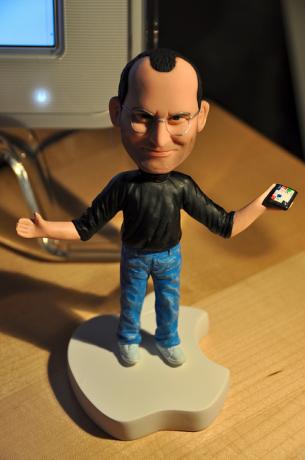 Stolen Smartphones, Black Friday Bargains, TIME For Miley [Tech News Digest] Steve job figurine