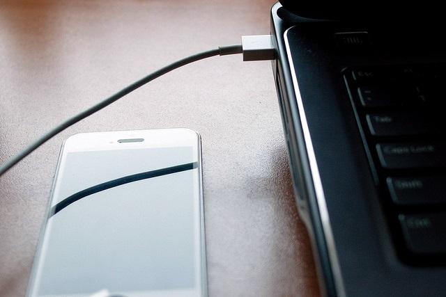 Smartphone med USB-kabel