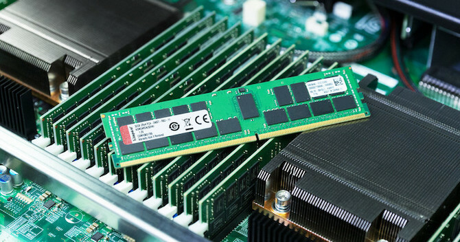 RAM-stick som sitter ovanpå ett dussin som är anslutet till RAM-pinnar