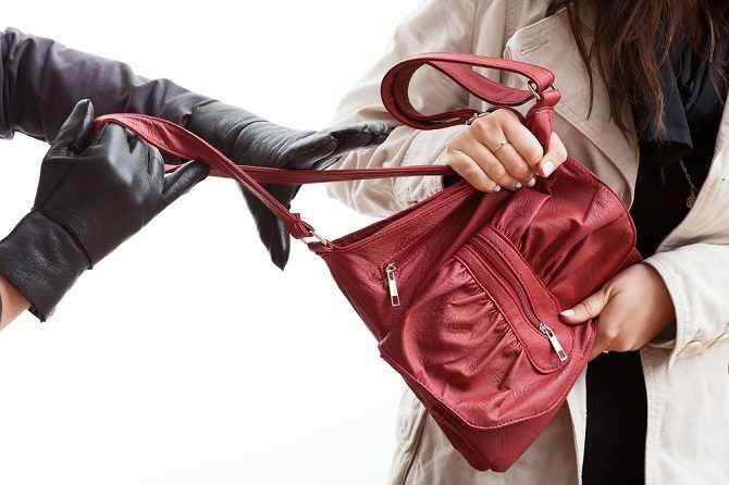 stöld av handväska från kvinna