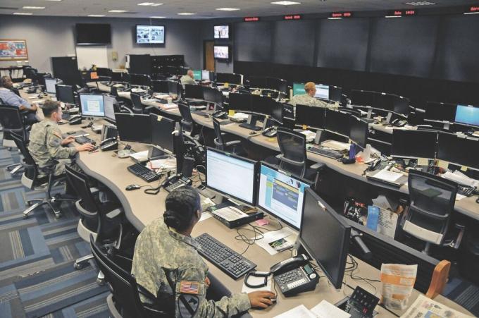 Cybersoldater som utför operationer på ett kontor