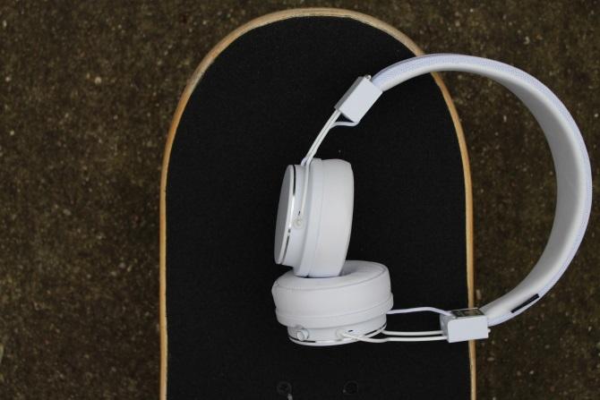 Urbanear Plattan 2 Bluetooth-hörlurar på ett skateboard