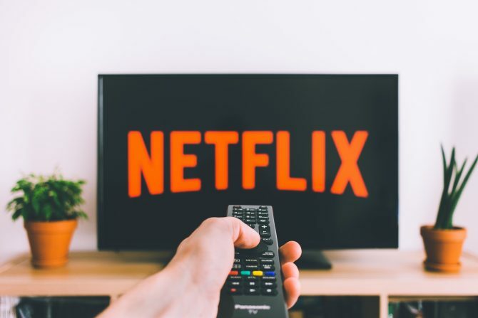 Netflix-logotyp på TV