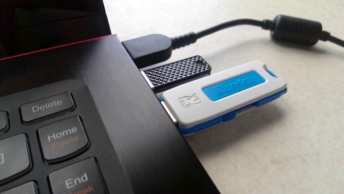 Kingston USB-enhet ansluten till bärbar dator