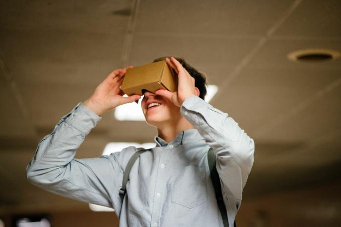 Man som använder Google Cardboard