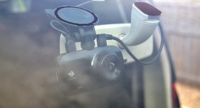 Z-EDGE Z3D Dashcam monterad i fönster