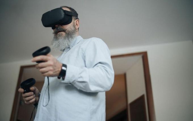 Skäggig Man som bär Virtual Reality-headset