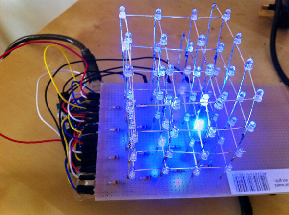 Hur man gör en pulserande Arduino LED-kub som ser ut som om den kom från framtiden 4x4x4 ledkub färdig