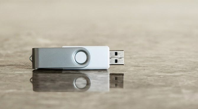 USB-enhet på marmor