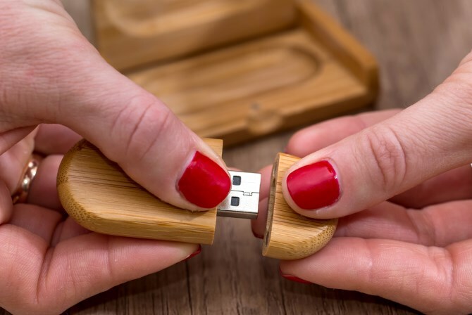 Trä USB öppnas med händer