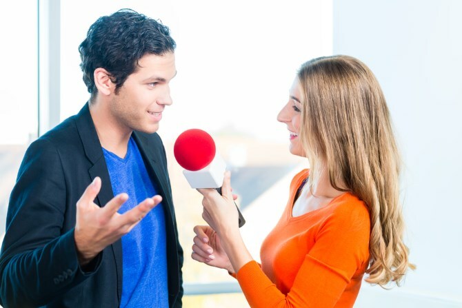 kvinna intervjuar man med mikrofon