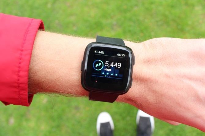 Fitbit Versa smartur på användarens handled